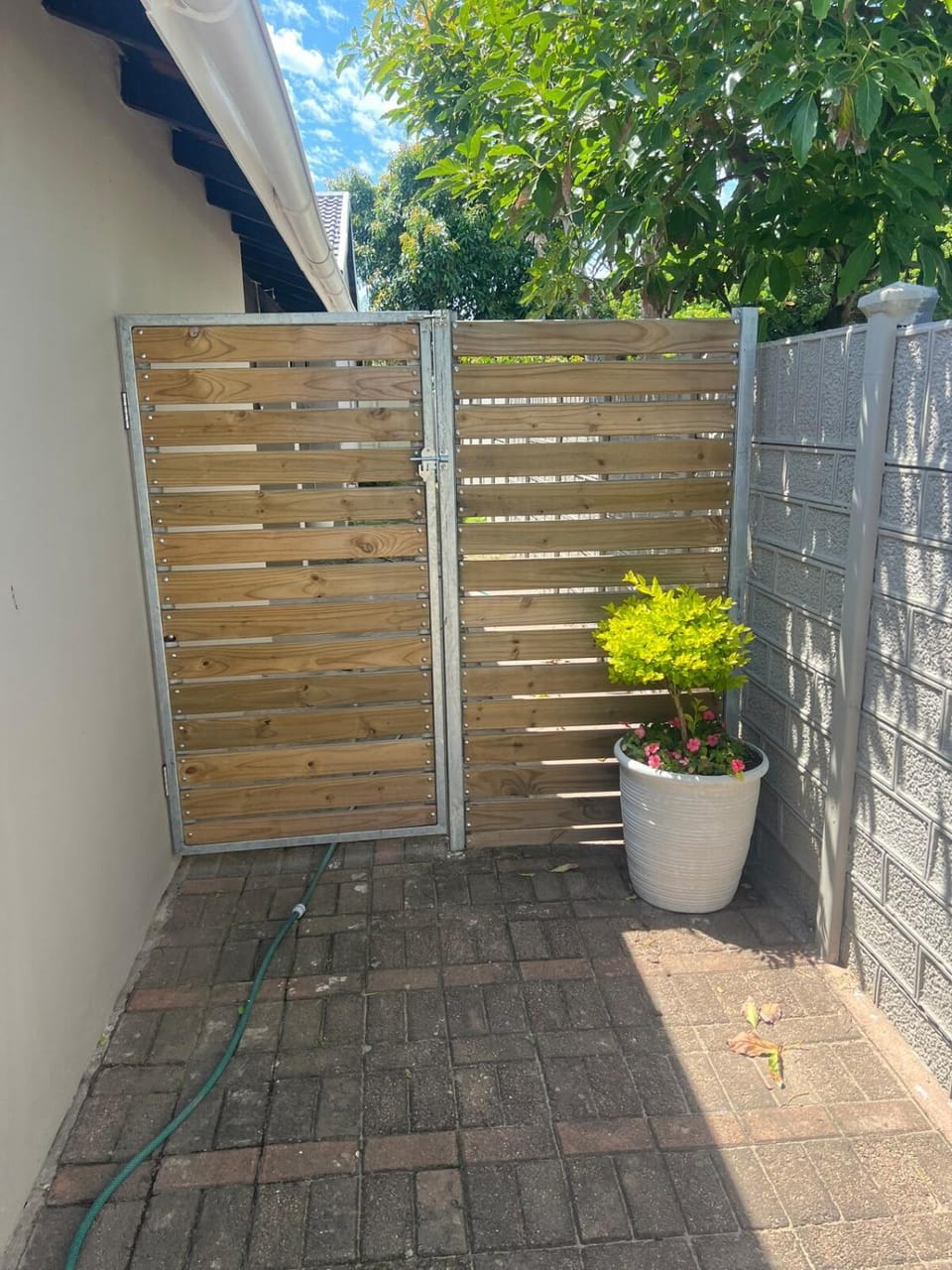 Facade/entrance, Garden