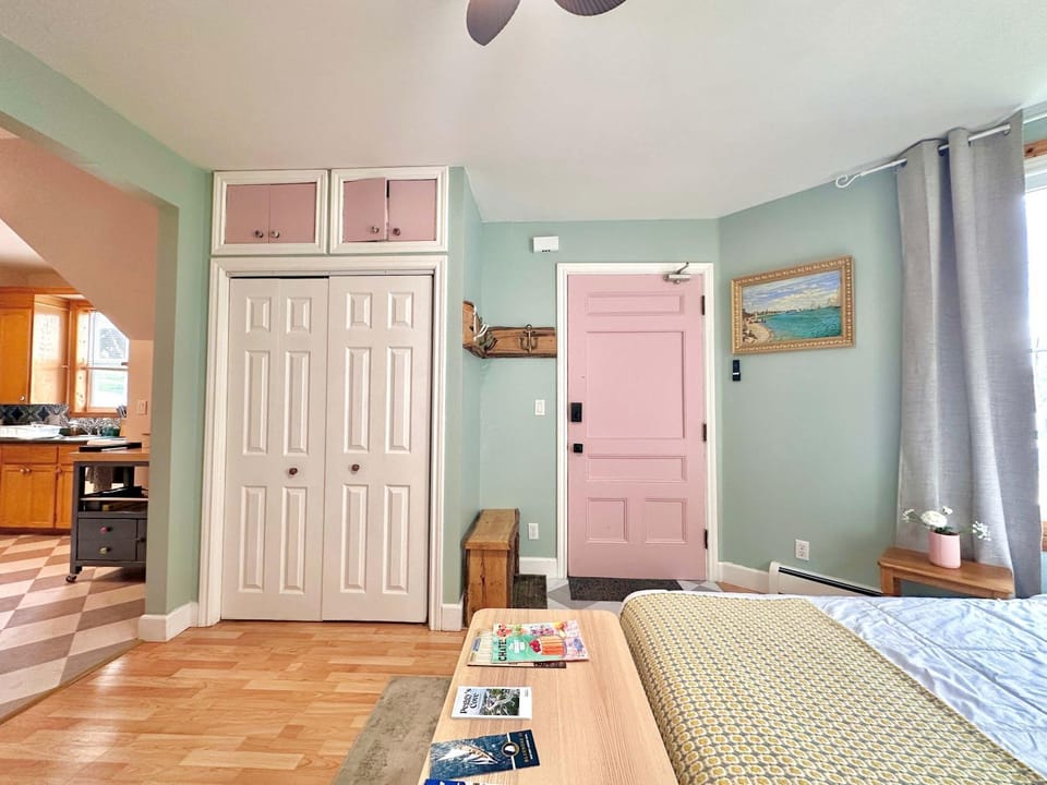King Bed Apt in Bridgewater near River and Trails Apartment in Bridgewater