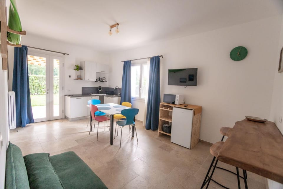 Kitchen or kitchenette, Seating area