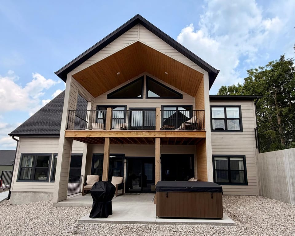 Property building, Patio, BBQ facilities, Hot Tub, Balcony/Terrace, Seating area