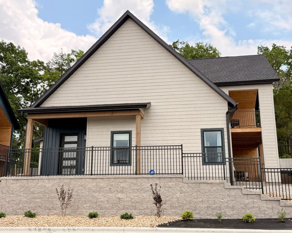 Property building, Patio, Facade/entrance, Balcony/Terrace