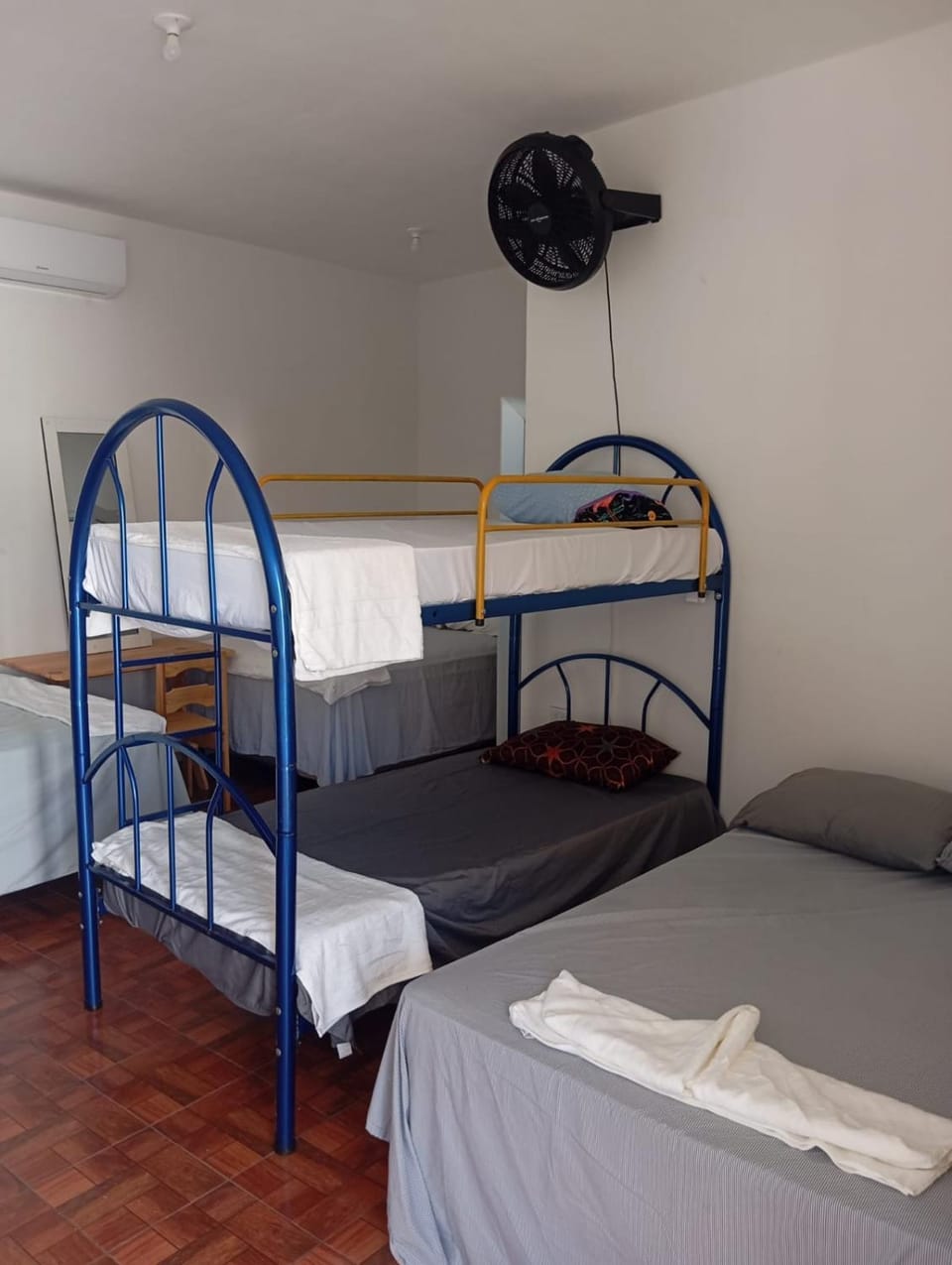 Bedroom, bunk bed