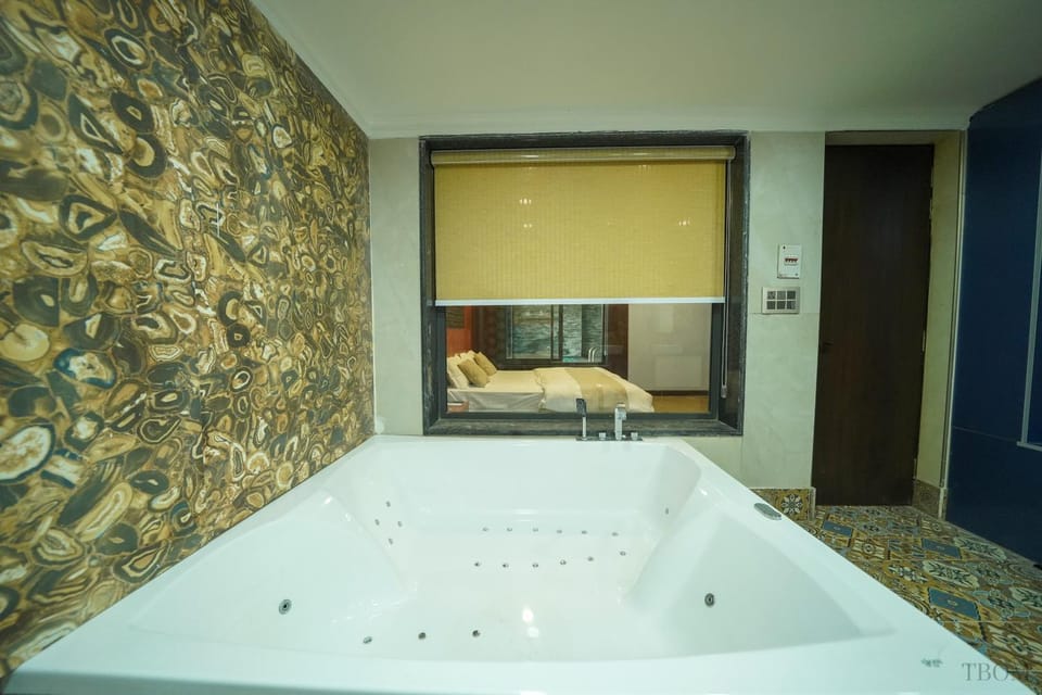 Hot Tub, Bathroom