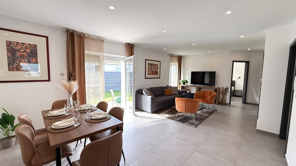 Garden, Living room, air conditioner