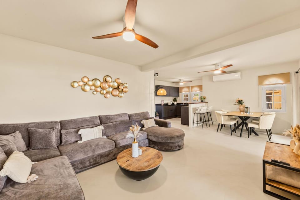 Kitchen or kitchenette, Living room, Seating area, Dining area