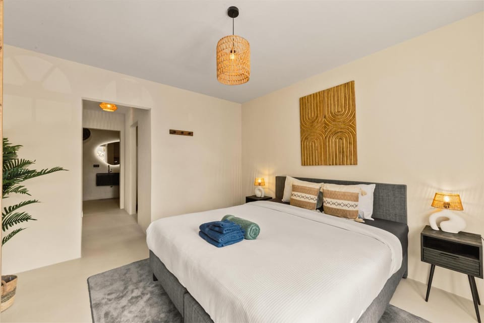 Bed, Bedroom, towels