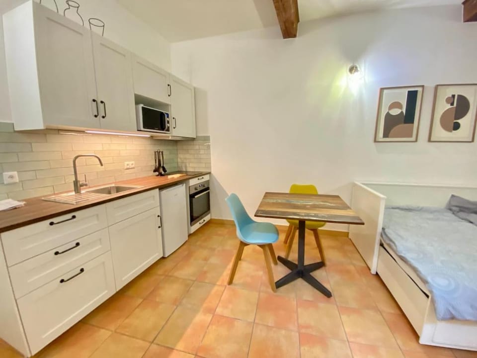 Cocon Nîmois Plein Coeur-rue Fresque Arènes à 50 m Apartment in Nimes