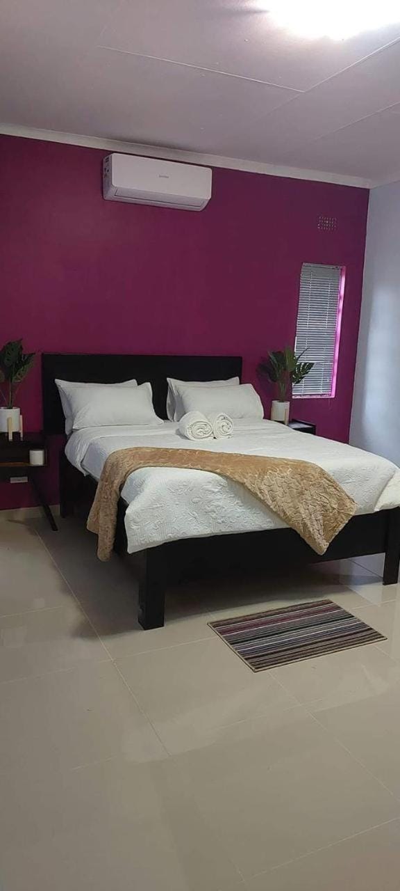 Bed, Bathroom, TV and multimedia, Coffee/tea facilities, Photo of the whole room, Seating area, Bedroom, internet, internet, towels, wardrobe, air conditioner
