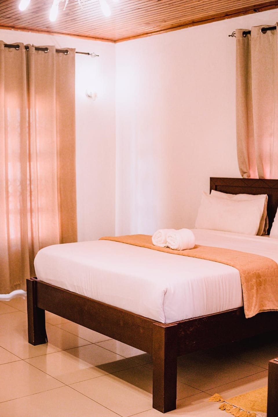 Bed, TV and multimedia, Coffee/tea facilities, Seating area, Bedroom, group of guests, internet, towels, wardrobe, air conditioner
