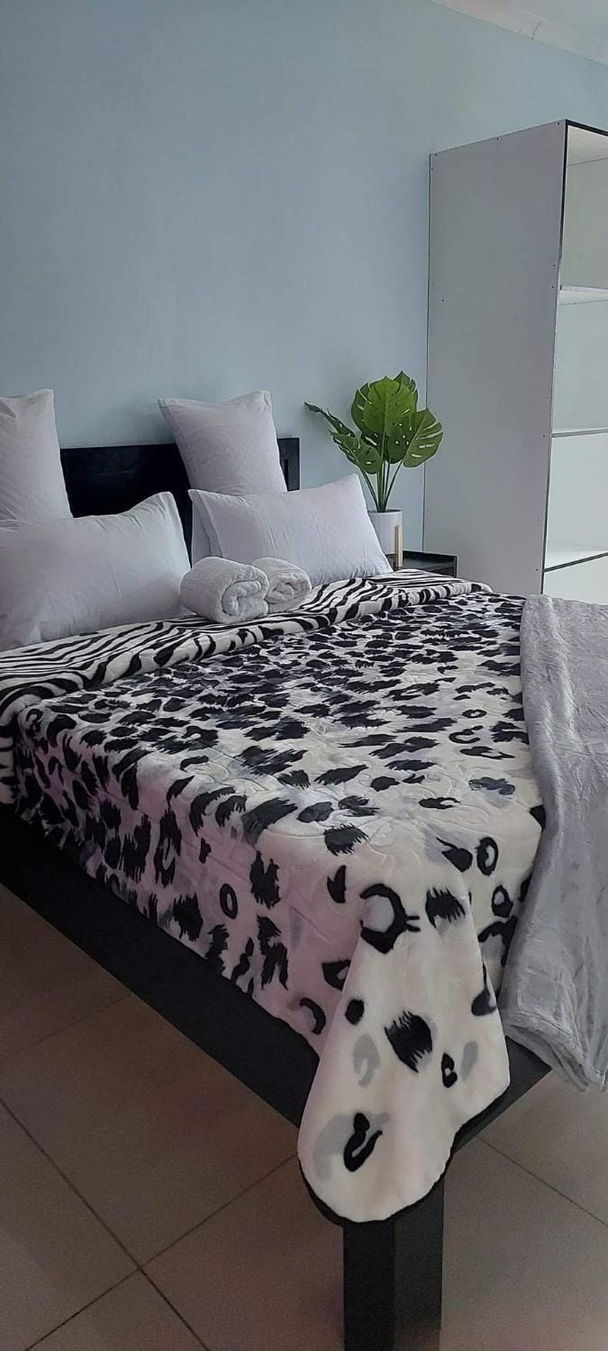 Bed, Bathroom, TV and multimedia, Coffee/tea facilities, Photo of the whole room, Seating area, Bedroom, internet, internet, towels, wardrobe, air conditioner