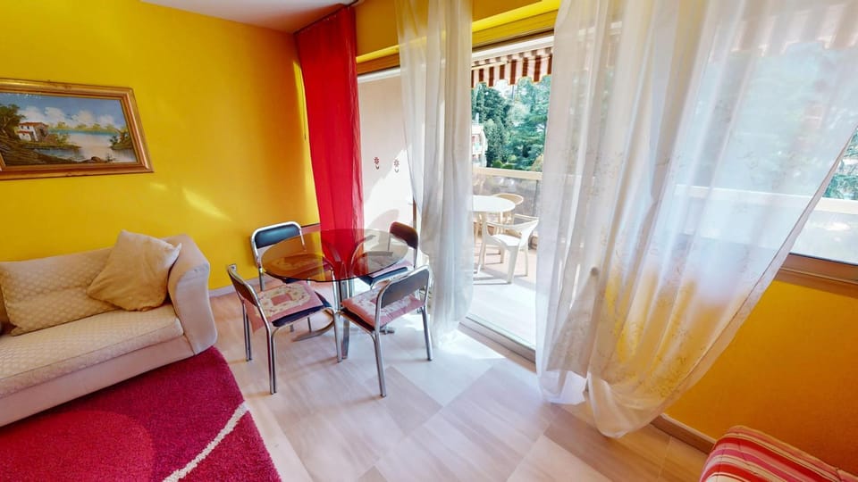 11E - Studio vue mer latérale dans un résidence avec piscine Apartment in Menton