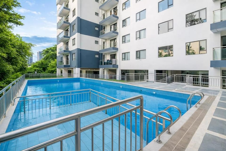 Modern 3BR Westlands, Balcony Views, Gym, Pool Apartment in Nairobi County