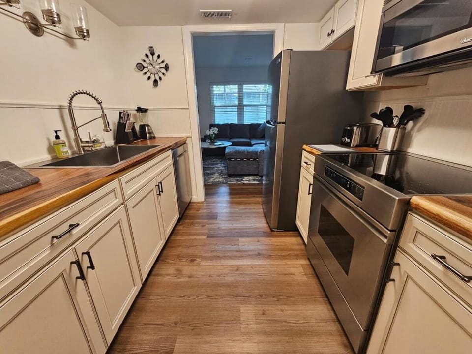 Island elegance! Pet-friendly 3 bedroom with parking Villa in Hilton Head Island
