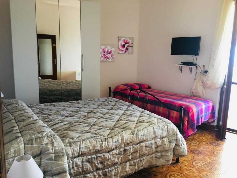 Bed, TV and multimedia, Bedroom, wardrobe