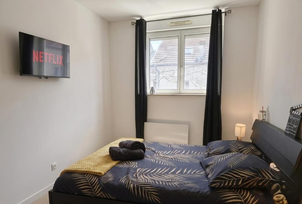 Bed, TV and multimedia, Photo of the whole room, Seating area, Bedroom