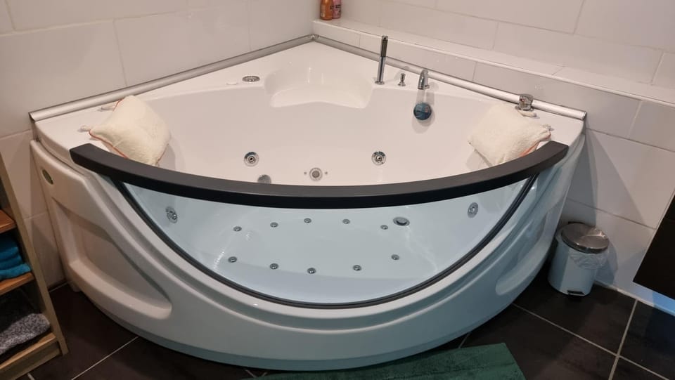 Hot Tub, Bath