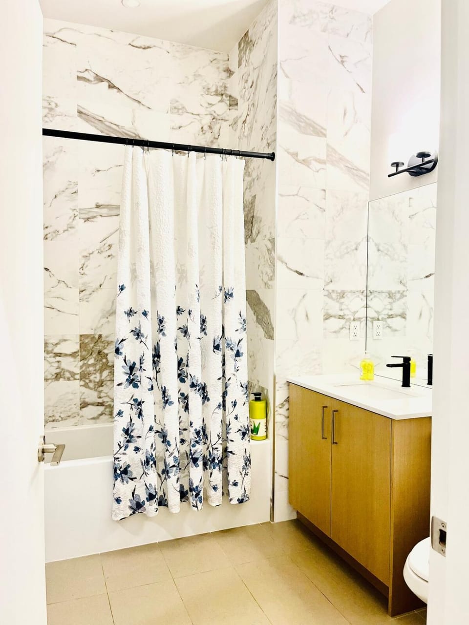 Modern Ground Level 1BR Apartment - Prime Location Apartment in North Vancouver