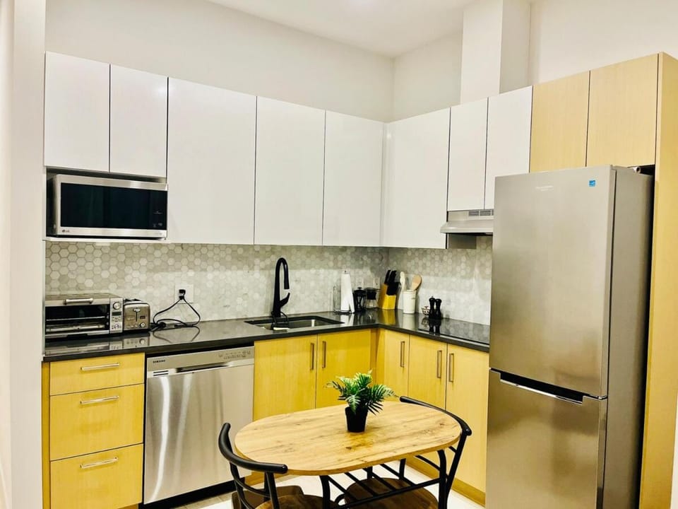 Modern Ground Level 1BR Apartment - Prime Location Apartment in North Vancouver