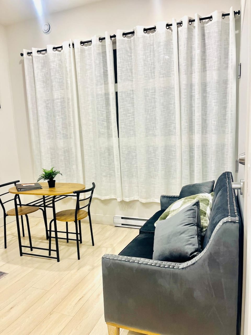 Modern Ground Level 1BR Apartment - Prime Location Apartment in North Vancouver