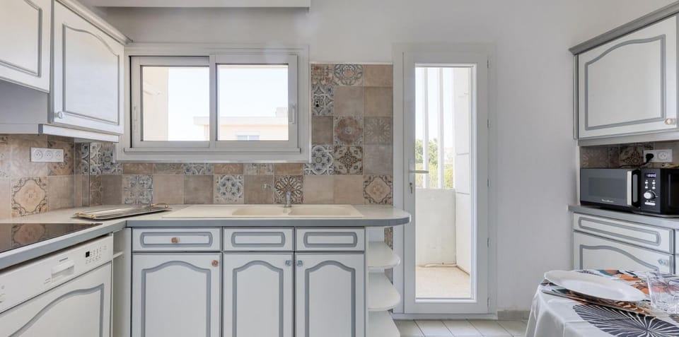 Kitchen or kitchenette, dishwasher, stove