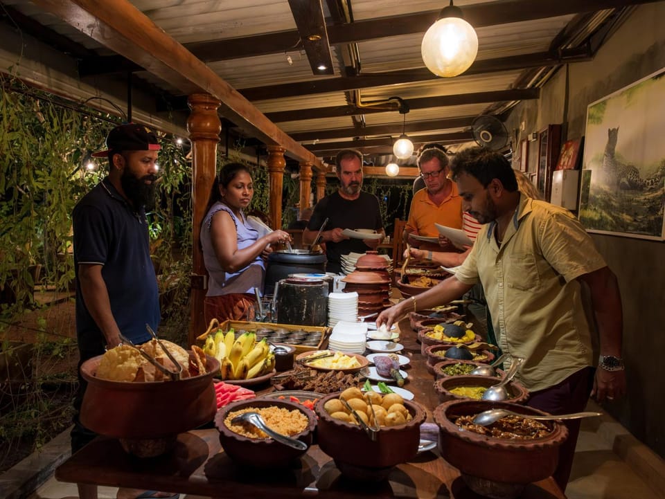 Restaurant/places to eat, People, Food and drinks, Banquet/Function facilities, Dining area, Food, Buffet breakfast, Dinner, group of guests