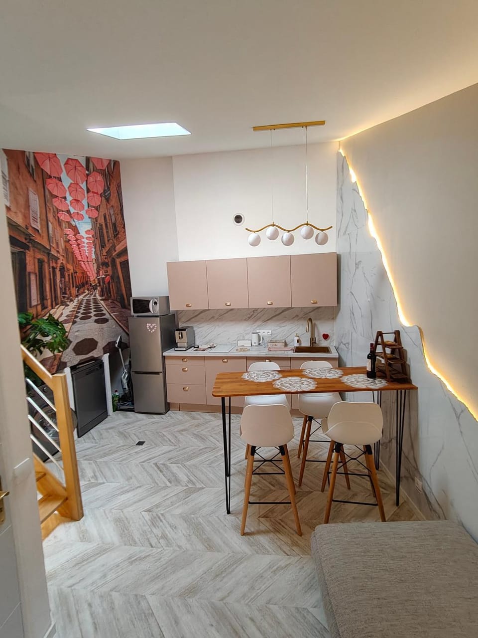 Kitchen or kitchenette, Dining area