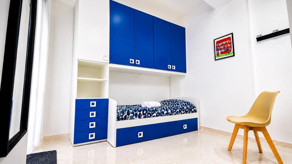 Bed, Photo of the whole room, wardrobe