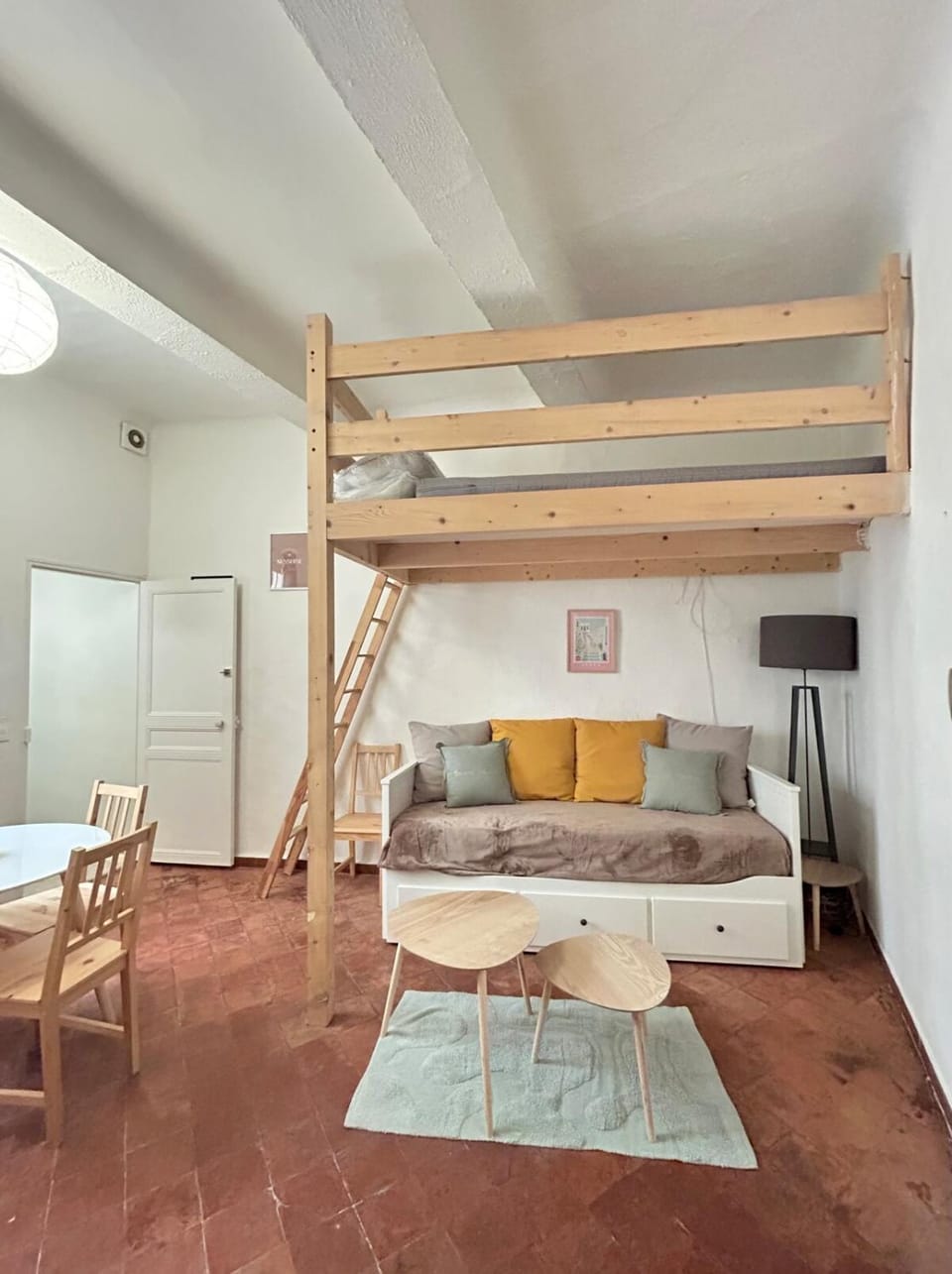 Bed, Photo of the whole room, Seating area