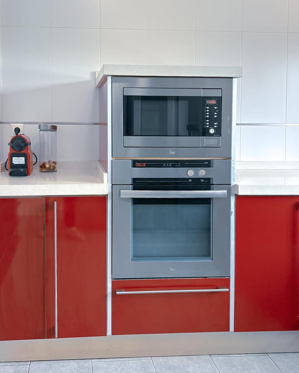 Kitchen or kitchenette, oven