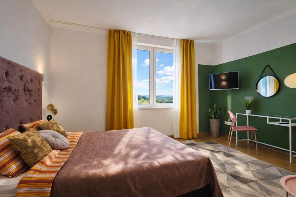 Bed, TV and multimedia, Photo of the whole room