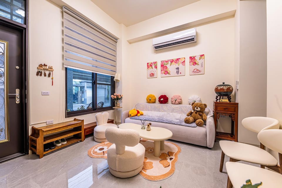 Living room, Seating area, air conditioner