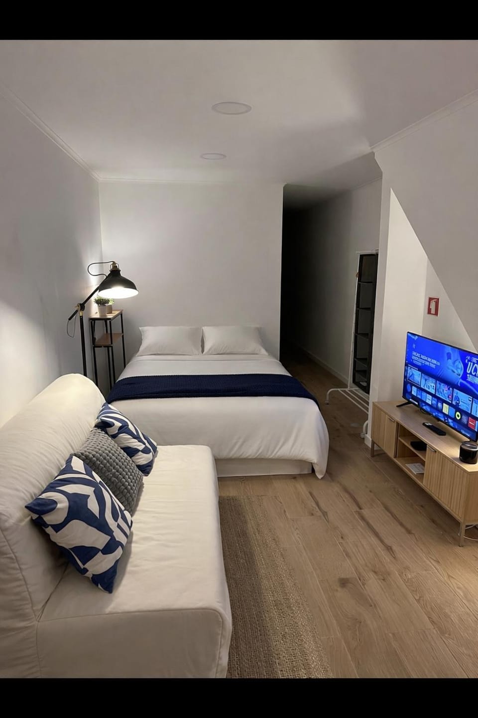 Bed, TV and multimedia, Bedroom
