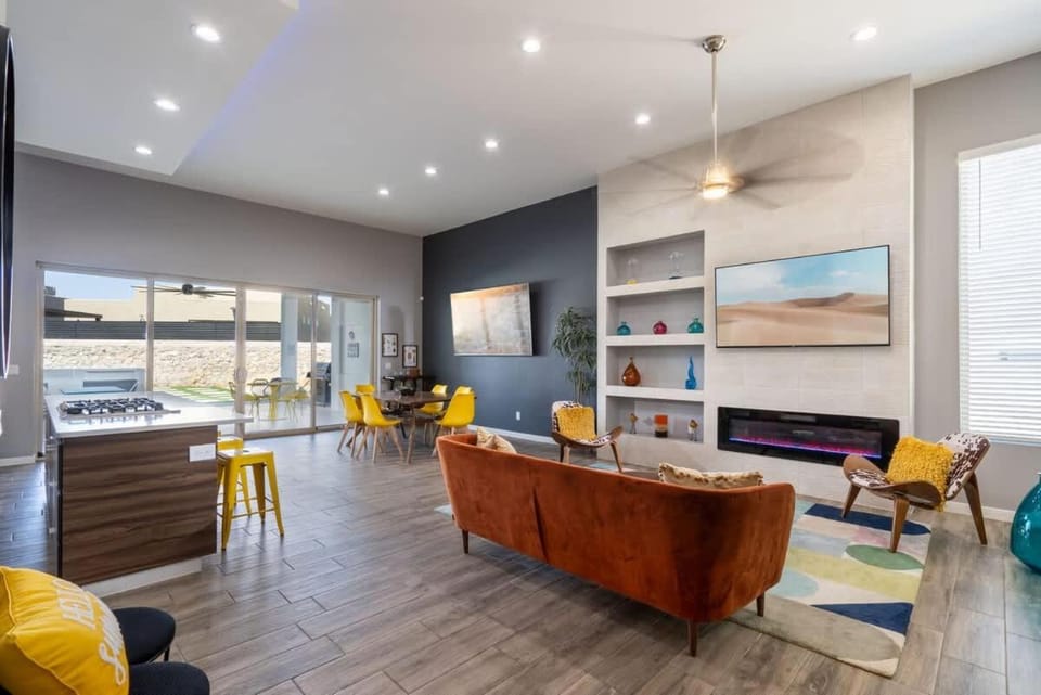 Midcentury Modern Oasis 4 Bed 3 and a Half Bath Villa House in El Paso