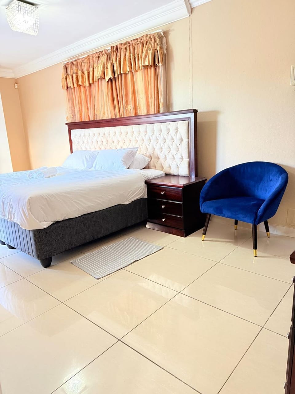 Bed, Living room, Photo of the whole room, Seating area, Bedroom