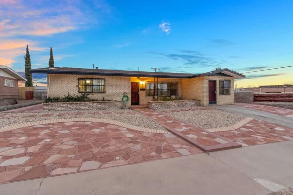 Southwestern Modern 4 Bedroom House in El Paso