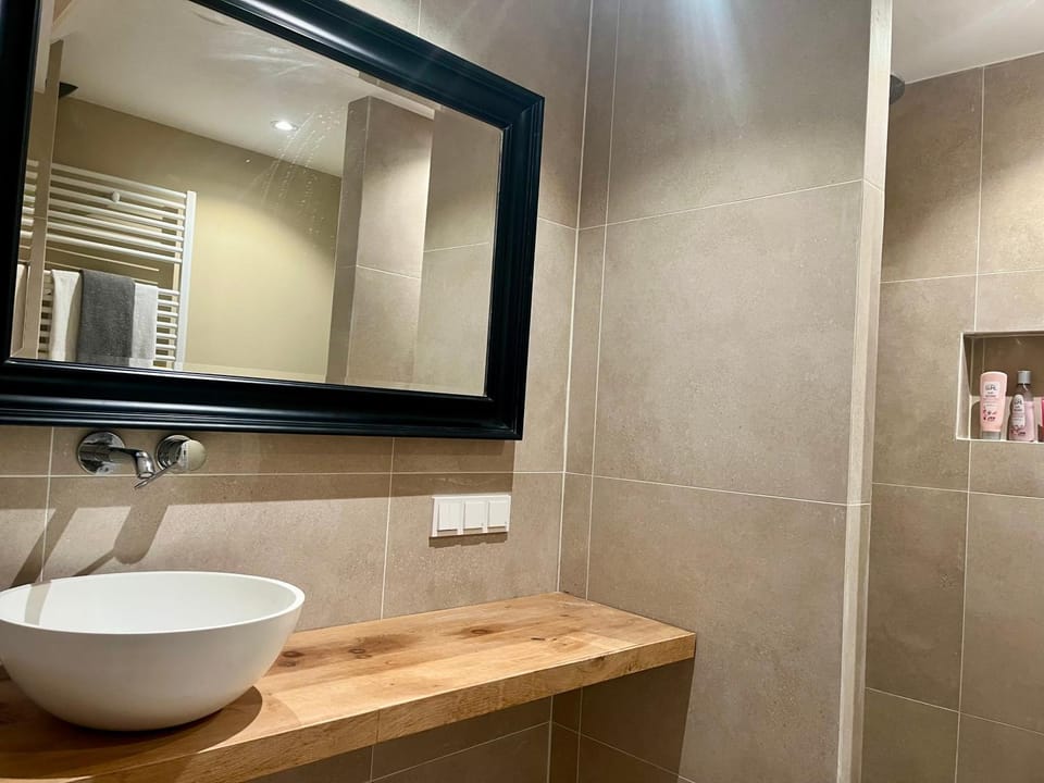 Private attic room with workspace & water view Bed and Breakfast in Haarlem