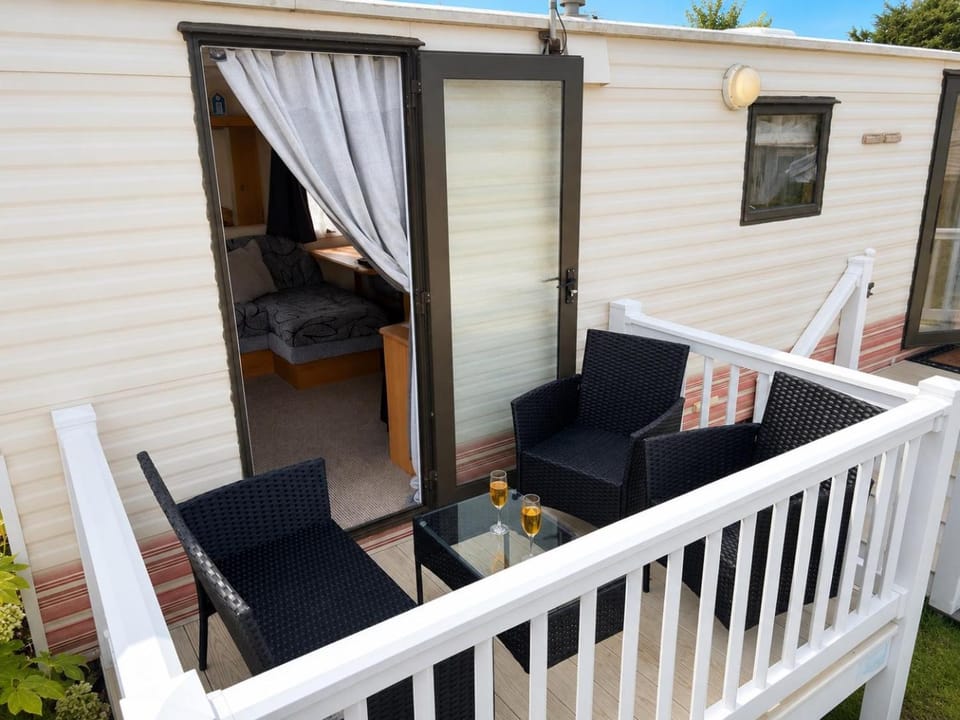 Property building, Balcony/Terrace, Seating area