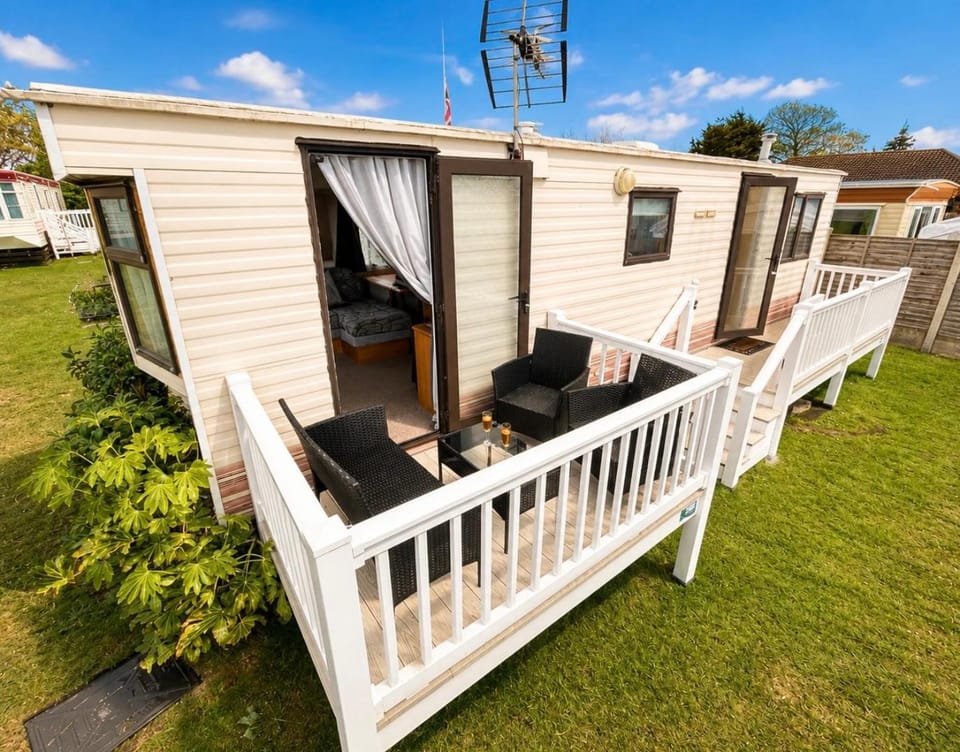 Property building, Balcony/Terrace, Seating area, Dining area, Garden view