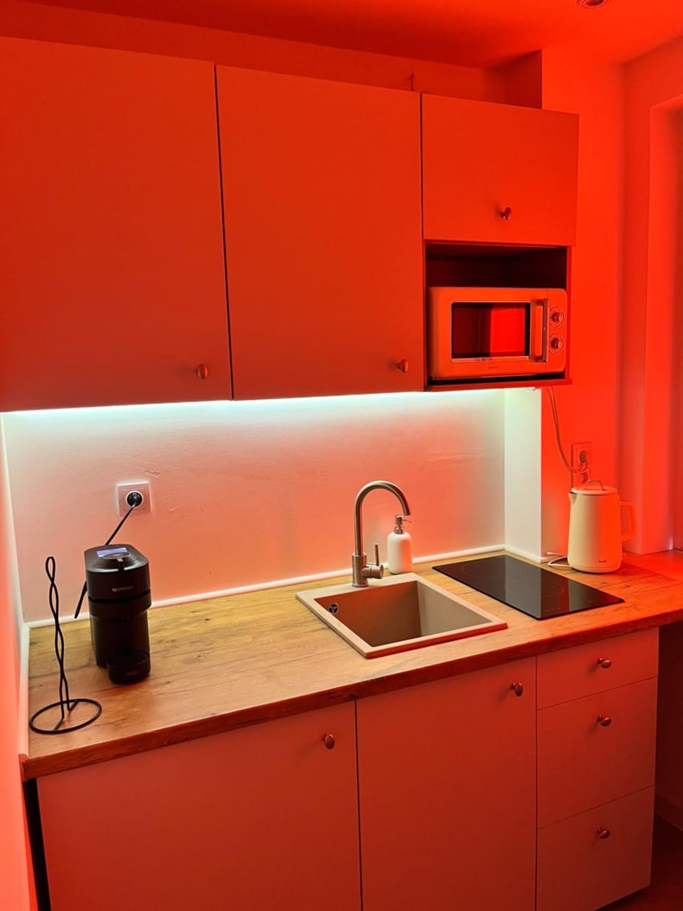 Kitchen or kitchenette, microwave, kitchen