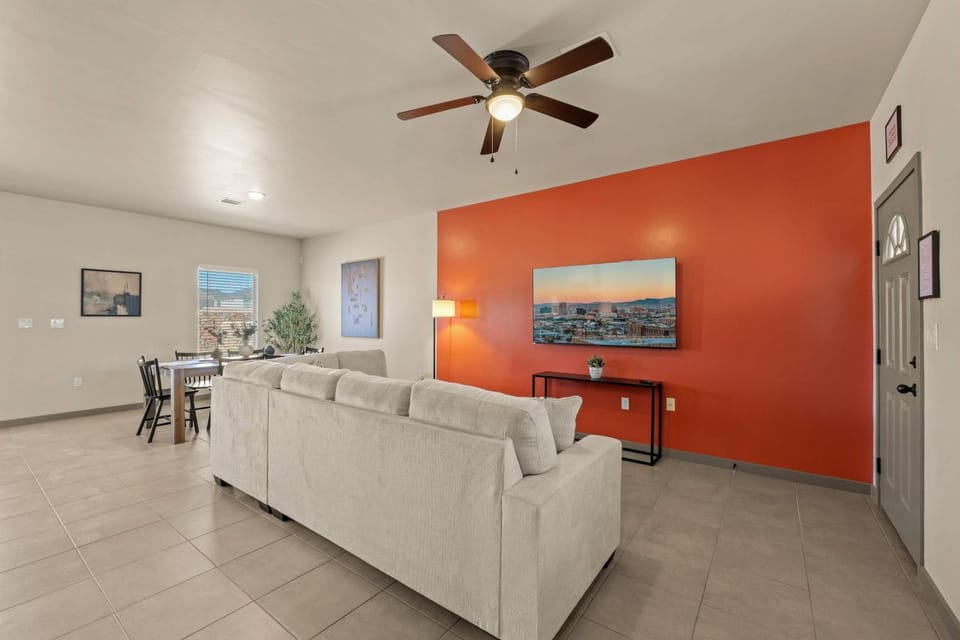 3BR 2BA Modern Farmhouse King Bed Smart TVs House in El Paso