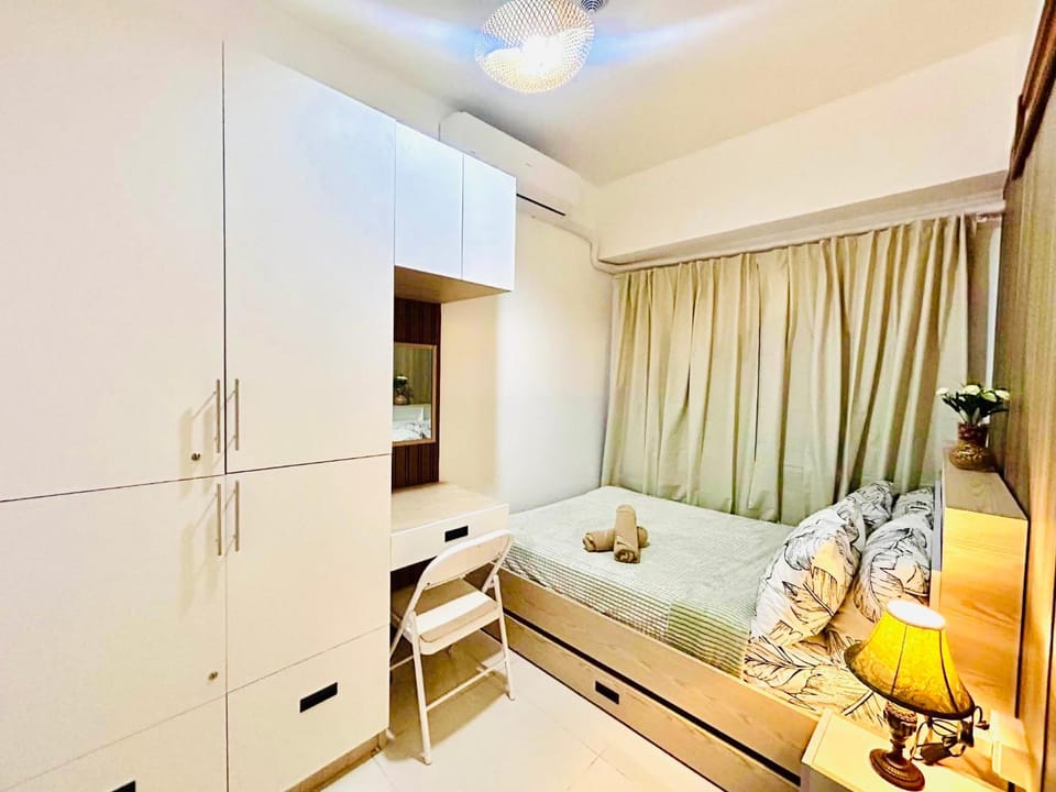 Bed, Seating area, Bedroom, wardrobe