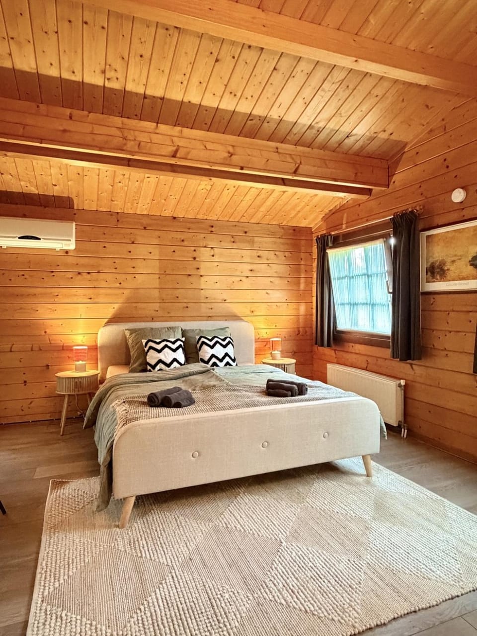 Bed, Day, Bedroom, towels, air conditioner