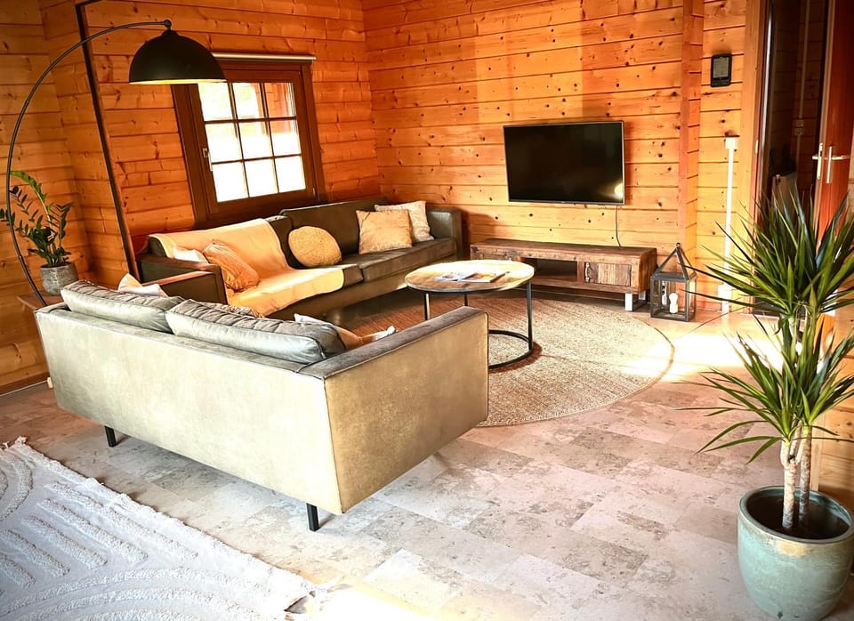 Communal lounge/ TV room, TV and multimedia, Living room, Seating area