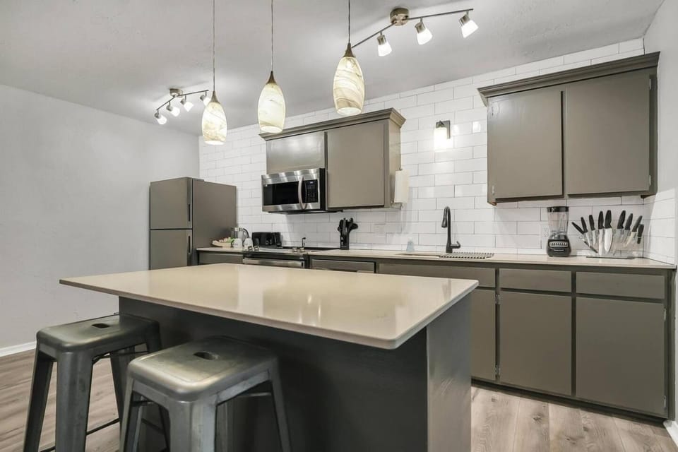 Beautiful Contemporary Suite #01 Apartment in Lawton