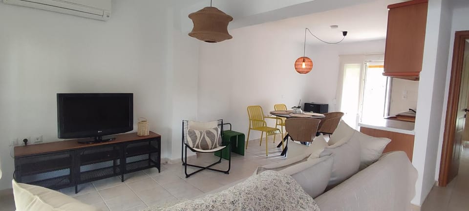 Kitchen or kitchenette, Living room, Dining area