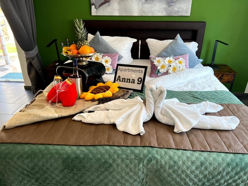 Bed, Bedroom, towels