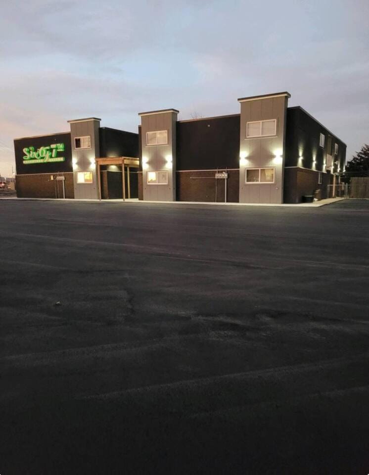 Beautiful Contemporary Suite #02 Apartment in Lawton