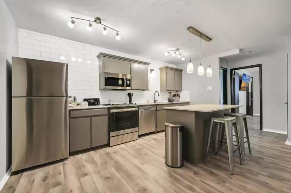 Beautiful Contemporary Suite #06 Apartment in Lawton
