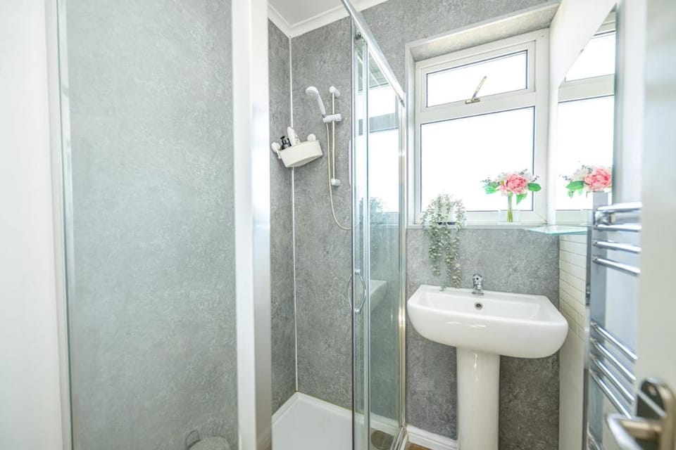 Cosy Sleeps 9 Leisure Contractors House in Stafford