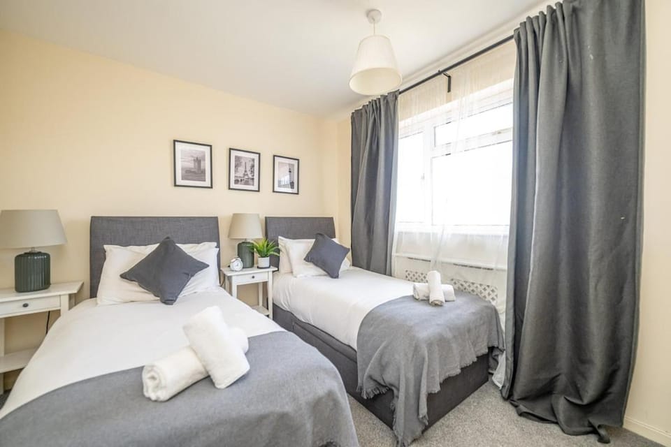 Cosy Sleeps 9 Leisure Contractors House in Stafford